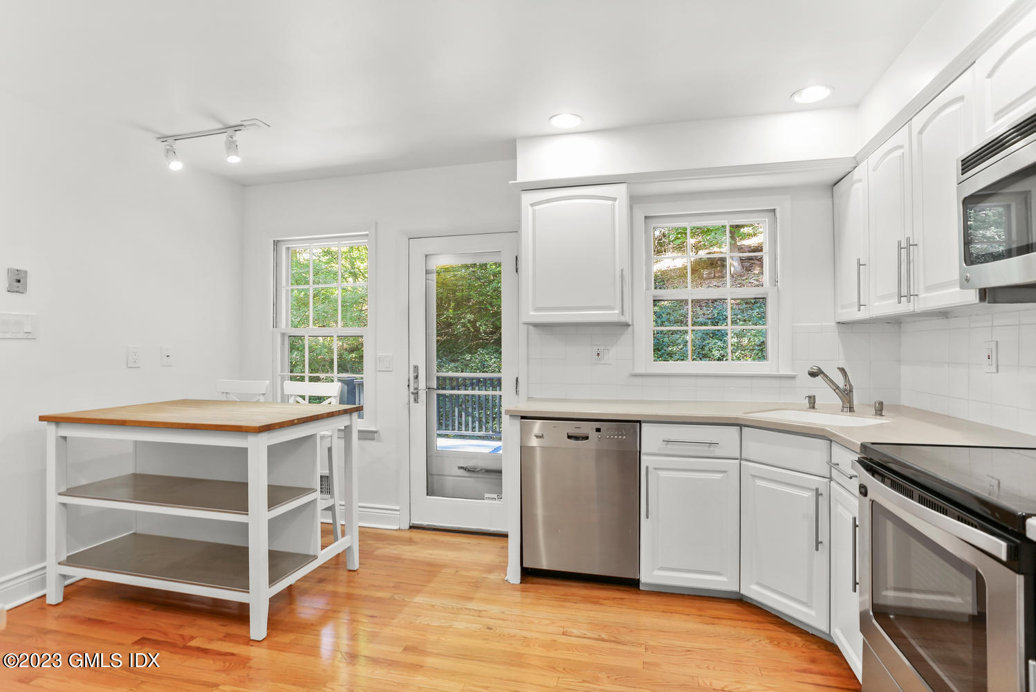 6 Pintail Lane Greenwich, CT 06830 - Photo 17 of 41 a kitchen with a stove a sink and a refrigerator