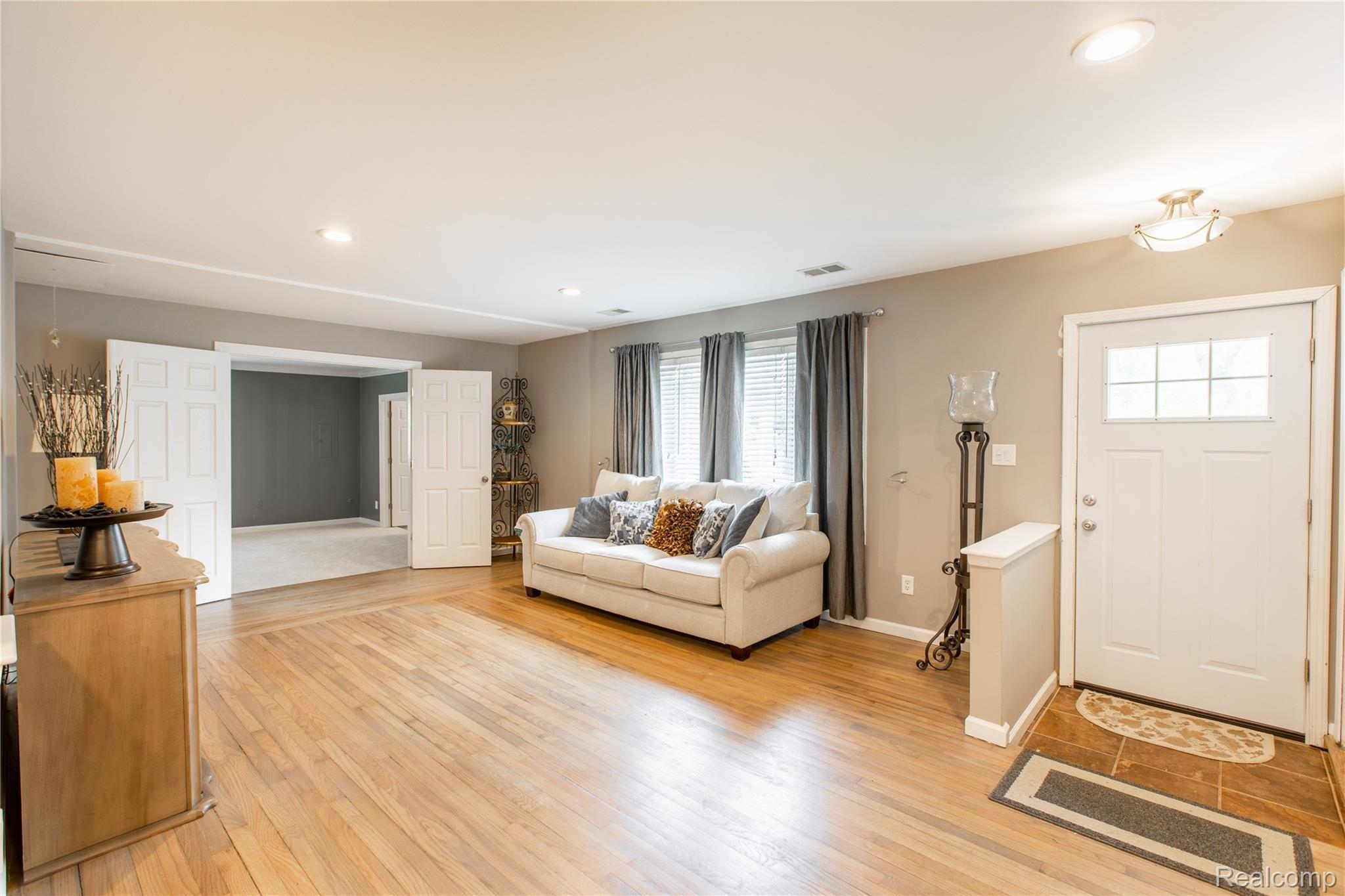 47865 Hanford Road Canton, MI 48187 - Photo 4 of 36 47865 Hanford Rd, Canton (4 of 36).jpg