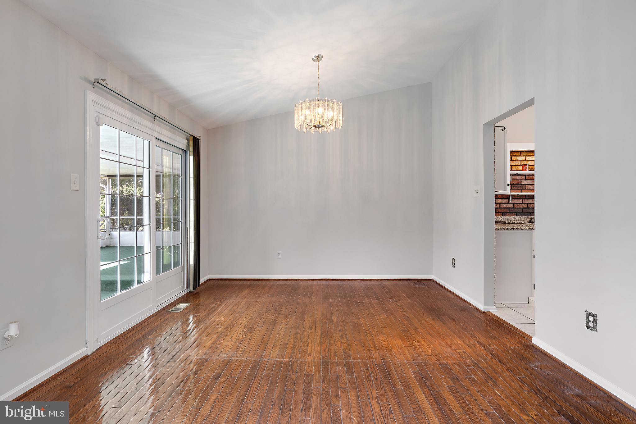 4906 Ten Mills Road Columbia, MD 21044 - Photo 11 of 54 Sliding doors to the screened room