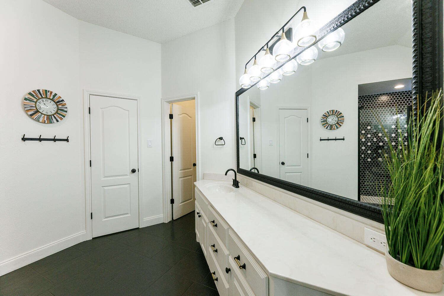 3012 109th Street Lubbock, TX 79423 - Photo 33 of 60 Primary Bathroom