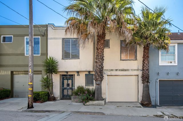 a view of entryway with palm trees