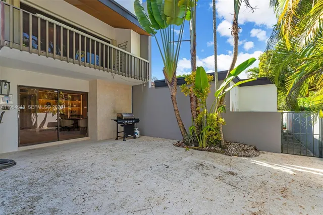 $925,000 | 6611 Southwest 72nd Street, Unit 38, South Miami, FL 33143