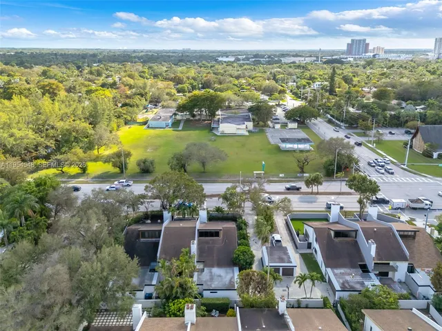 $925,000 | 6611 Southwest 72nd Street, Unit 38, South Miami, FL 33143