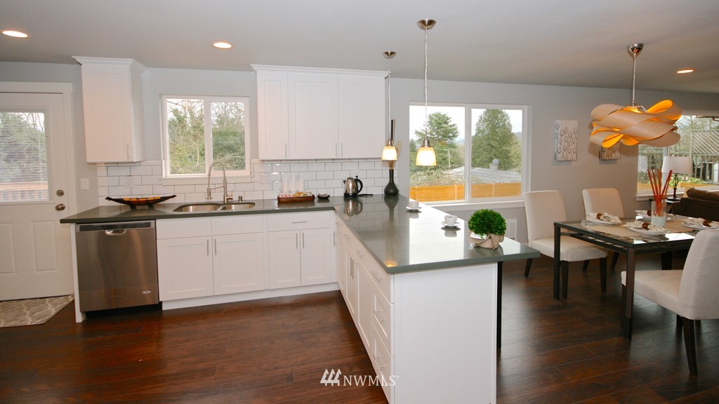 520 Stevens Avenue Northwest Renton, WA 98057 - Photo 11 of 25