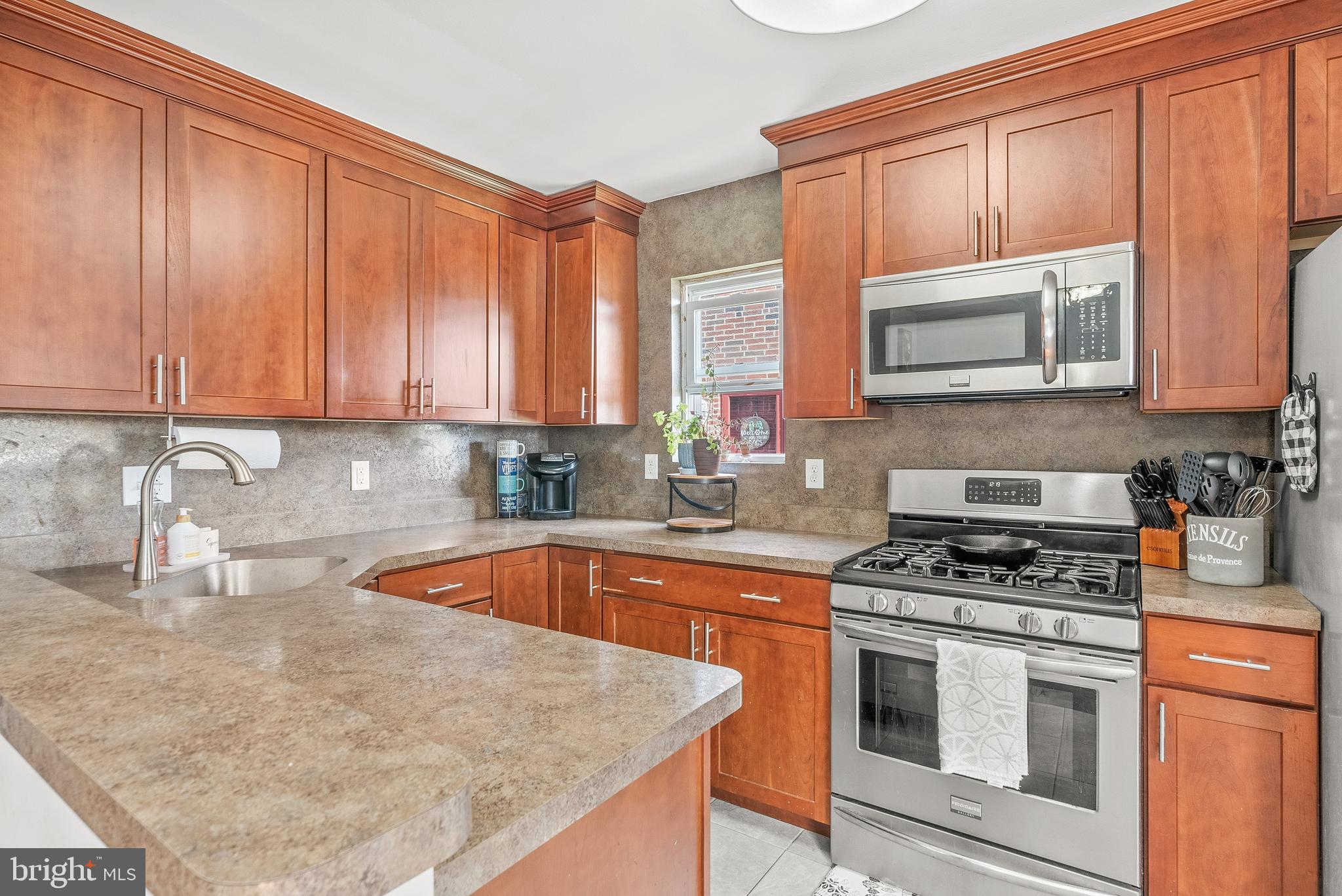15047 London Road Philadelphia, PA 19116 - Photo 5 of 28 Updated Kitchen w/Cherry Cabinetry