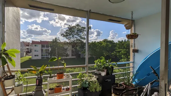 $130,000 | 8000 Sunrise Lakes Drive North, Unit 309, Sunrise, FL 33322