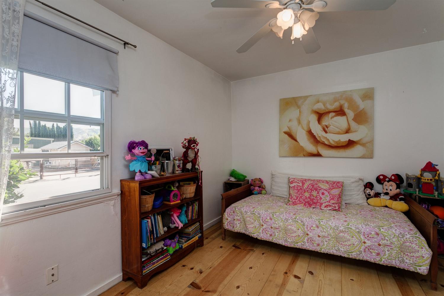 195 Grapevine Road Oak View, CA 93022 - Photo 17 of 41 a bedroom with a bed and a window