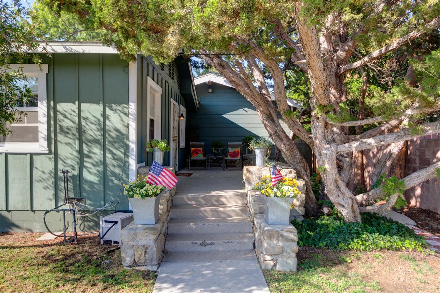 195 Grapevine Road Oak View, CA 93022 - Photo 33 of 41 a house view with a sitting space