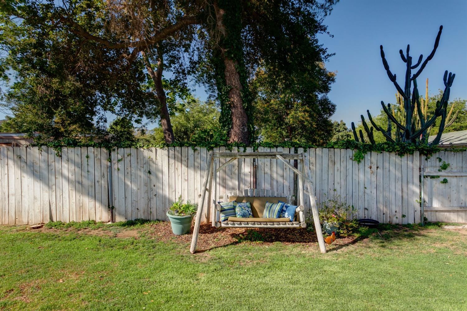195 Grapevine Road Oak View, CA 93022 - Photo 38 of 41 a garden with wooden fences