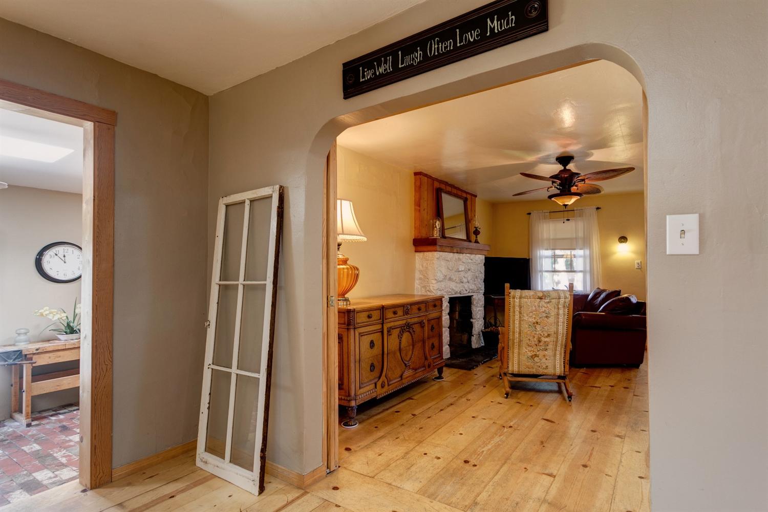 195 Grapevine Road Oak View, CA 93022 - Photo 5 of 41 a view of a living room