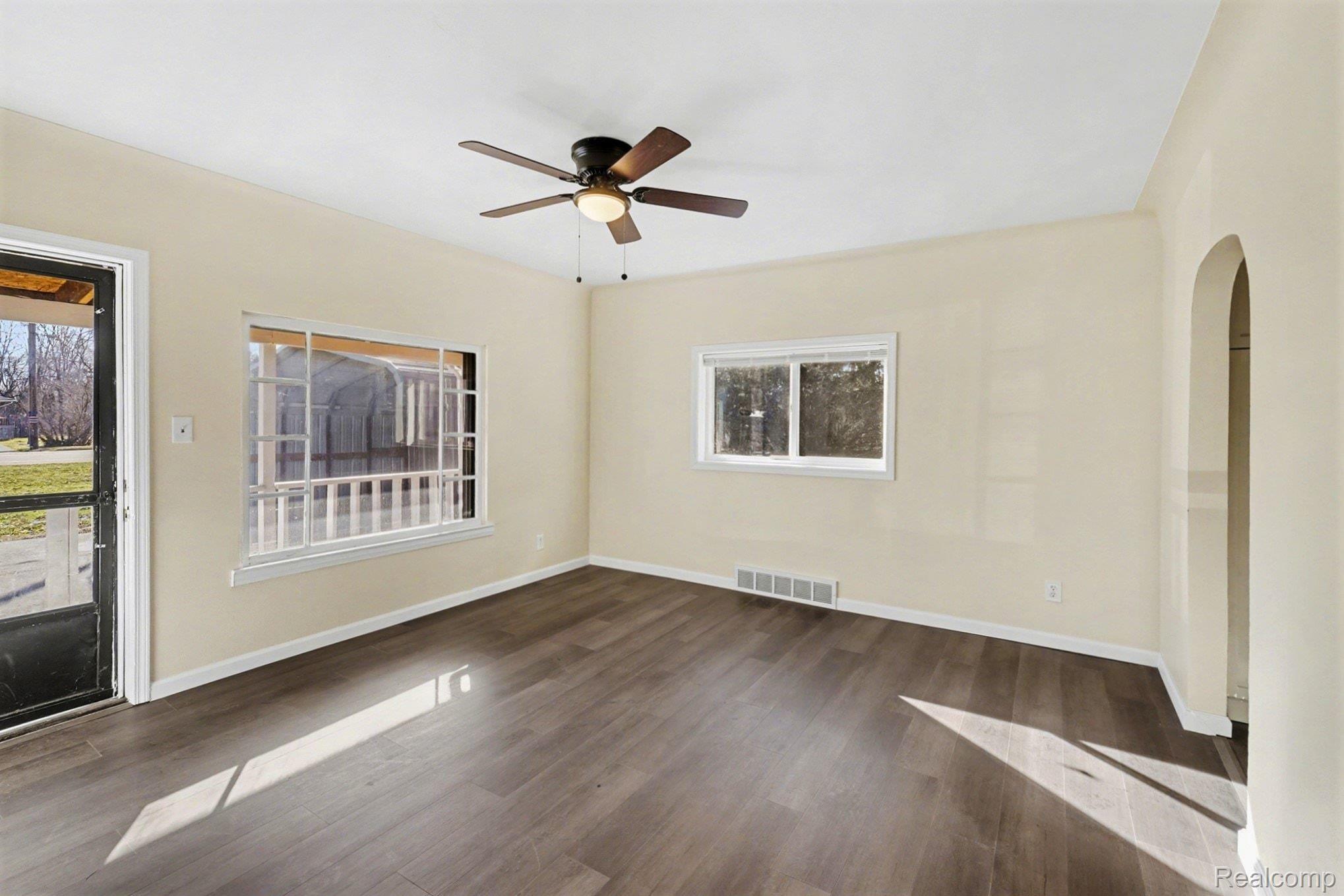 3401 North Center Road Flint, MI 48506 - Photo 4 of 25 004_file_9007.jpg