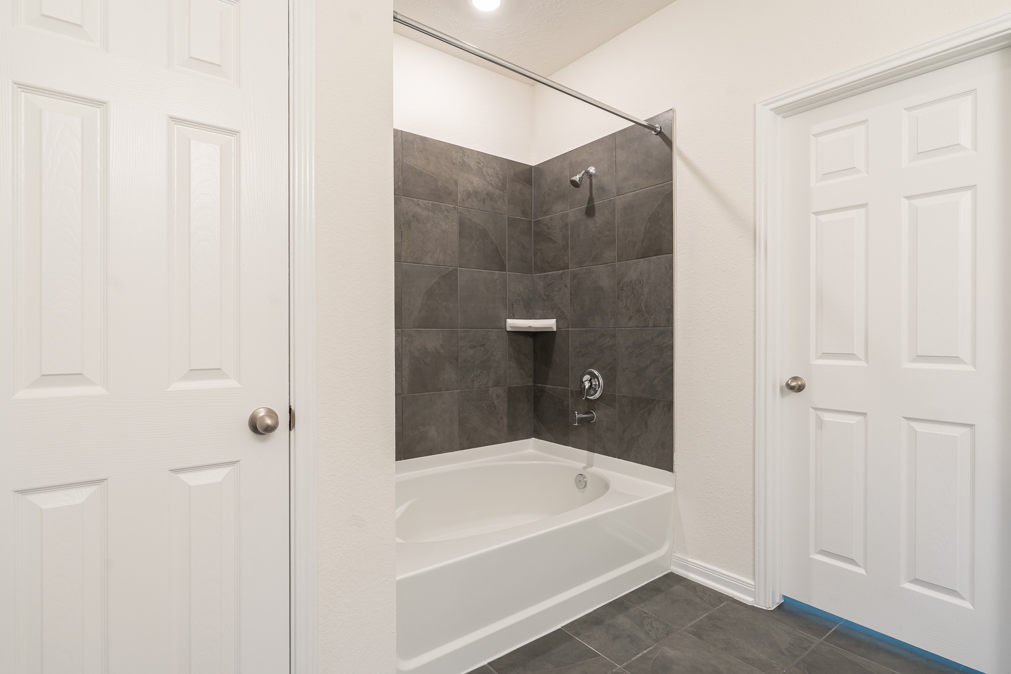 6120 Whitewing Road Rosenberg, TX 77469 - Photo 23 of 35 a bathroom with a bathtub