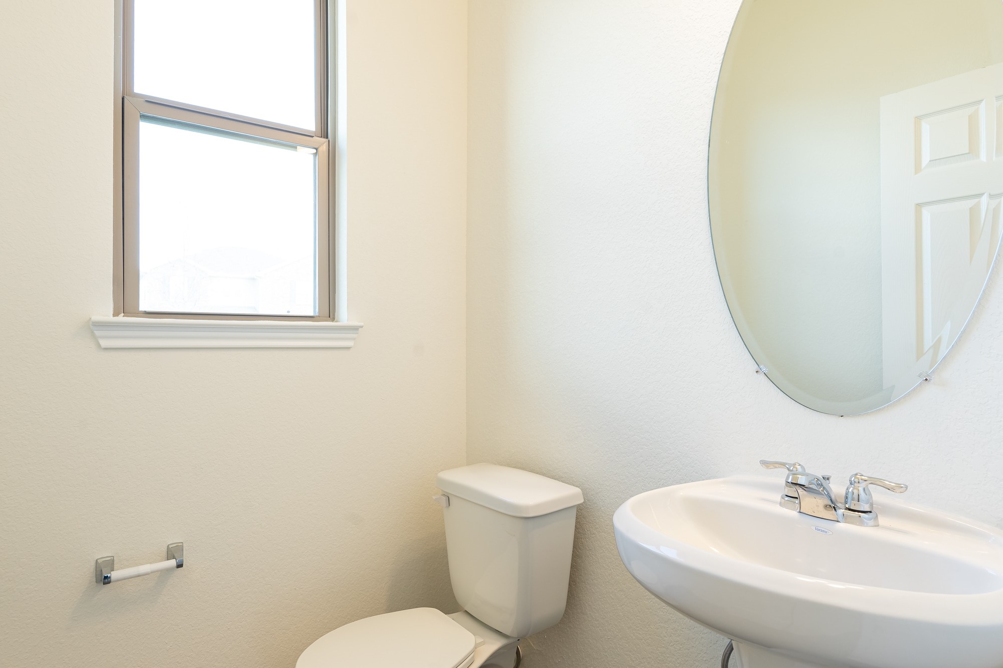 6120 Whitewing Road Rosenberg, TX 77469 - Photo 33 of 35 a bathroom with a toilet sink and mirror