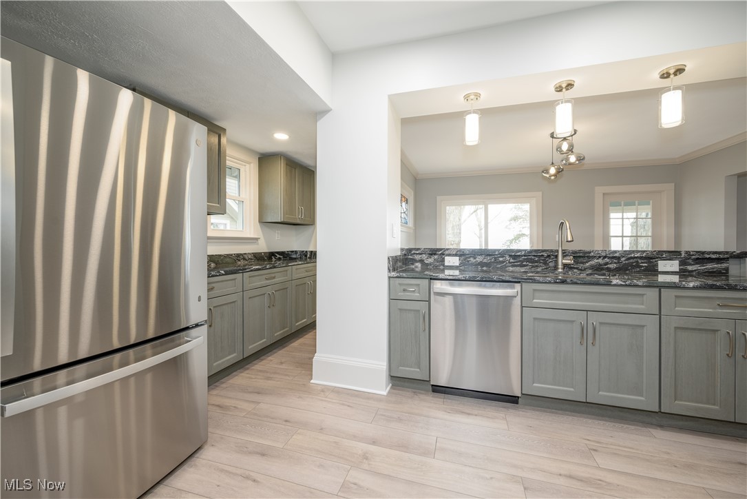 17728 Windward Road Cleveland, OH 44119 - Photo 15 of 32 Kitchen with pendant lighting, sink, appliances with stainless steel finishes, plenty of natural light, and light hardwood / wood-style floors