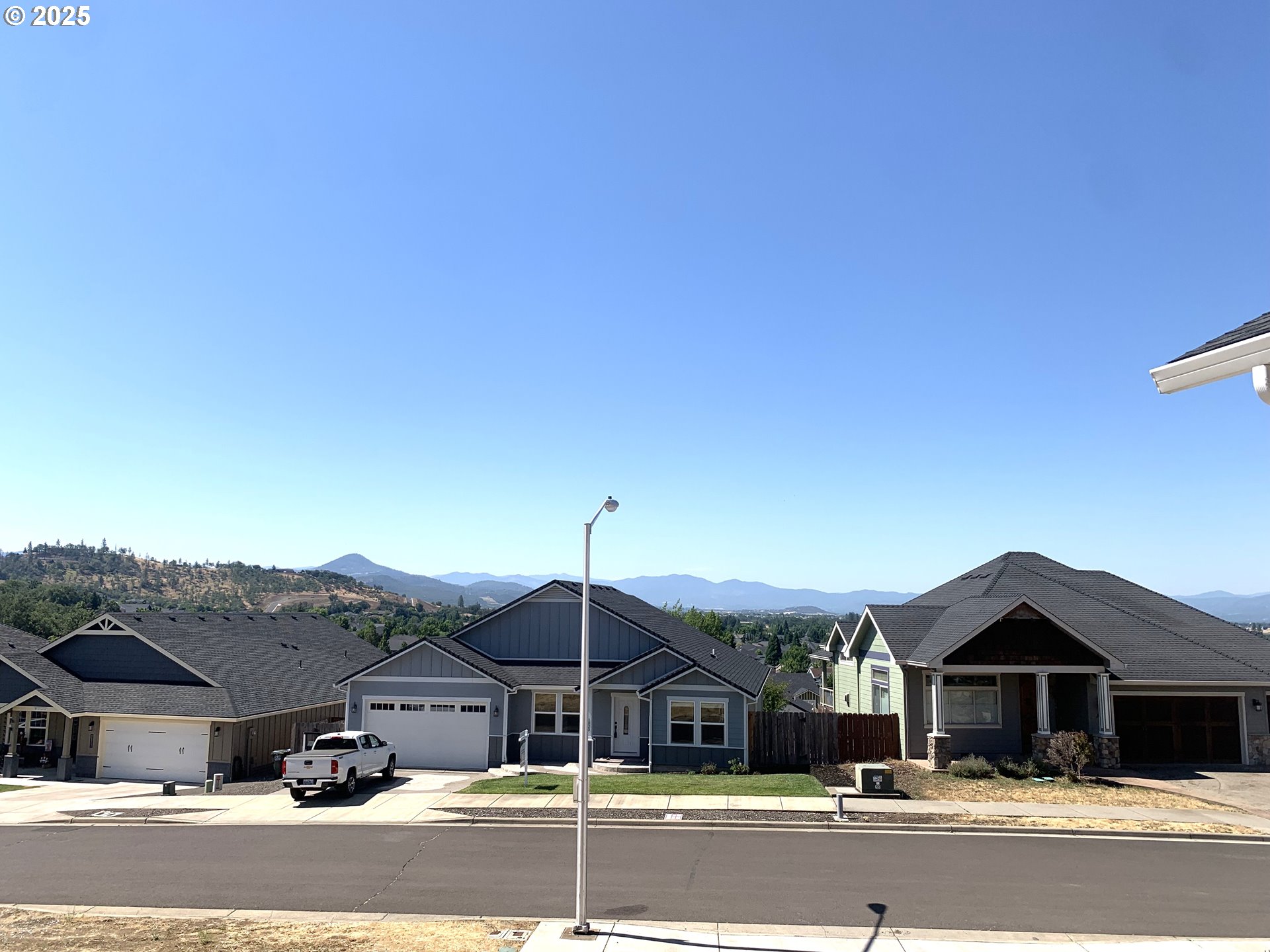 1019 Azure Way Eagle Point, OR 97524 - Photo 3 of 44