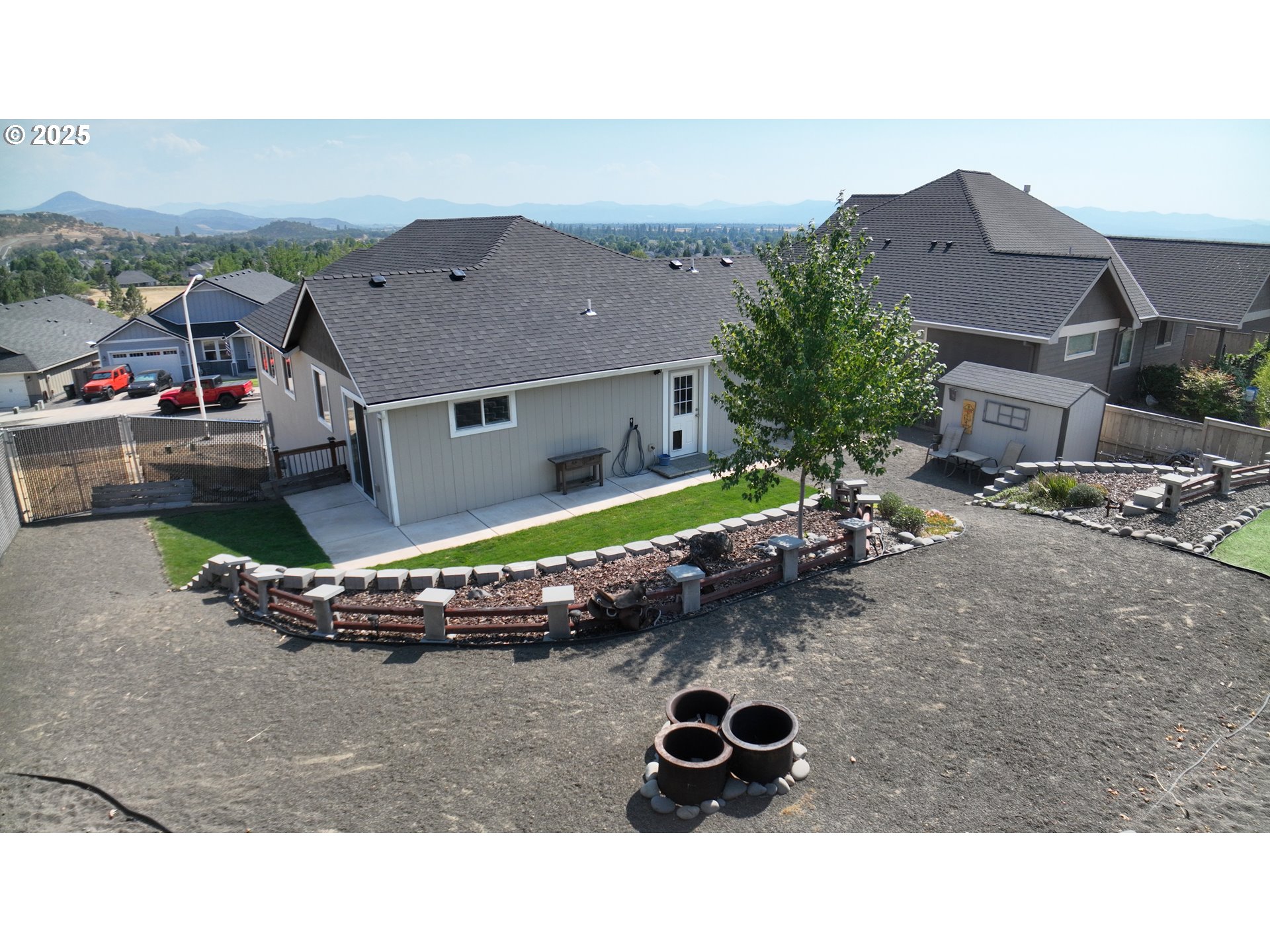 1019 Azure Way Eagle Point, OR 97524 - Photo 40 of 44