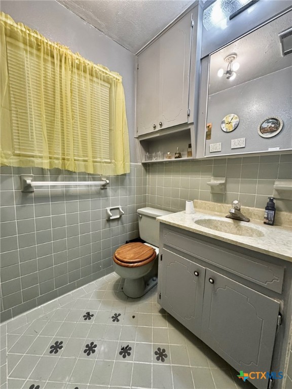 3221 West Ave R Temple, TX 76504 - Photo 27 of 48 a bathroom with a toilet a sink and mirror