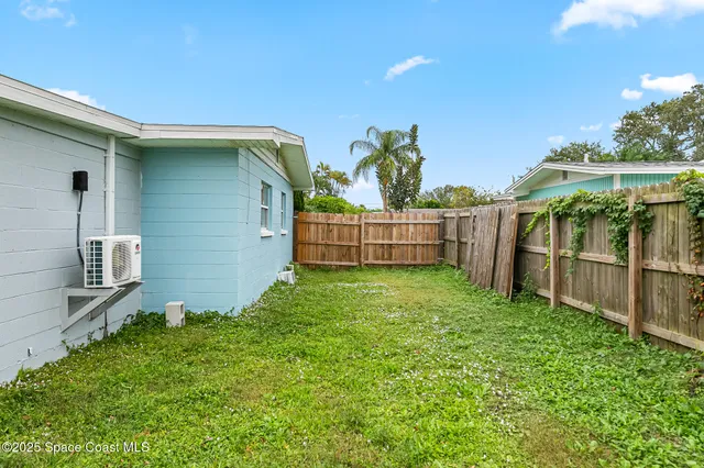 a view of a house with backyard and garden