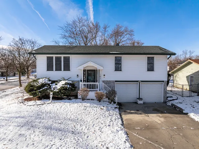 $345,000 | 161 Oakwood Drive, Bolingbrook, IL 60440