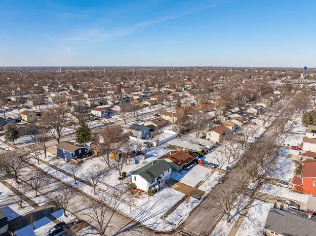 $345,000 | 161 Oakwood Drive, Bolingbrook, IL 60440