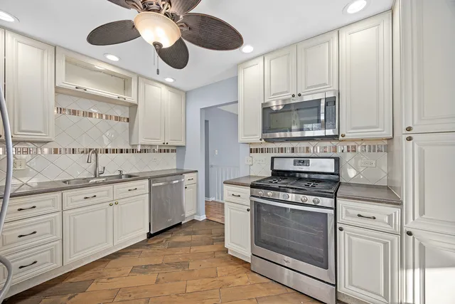 $345,000 | 161 Oakwood Drive, Bolingbrook, IL 60440