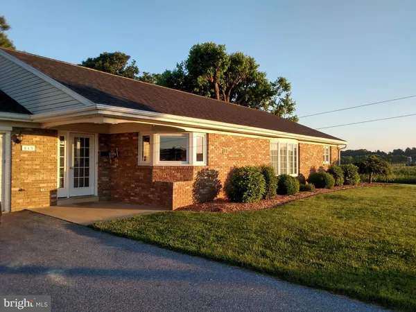 a view of a house with backyard