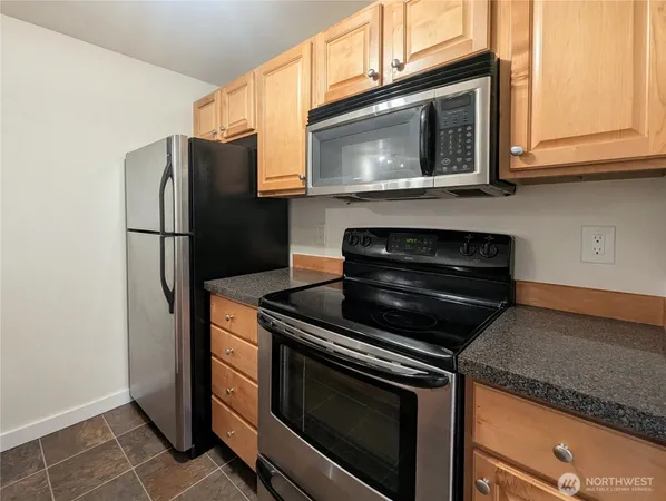 $1,900 | 6700 Northeast 182nd Street, Unit A203, Kenmore, WA 98028
