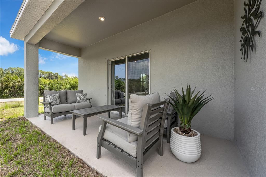 933 Pearlwood Loop Bartow, FL 33830 - Photo 21 of 39 a living room with furniture and a potted plant