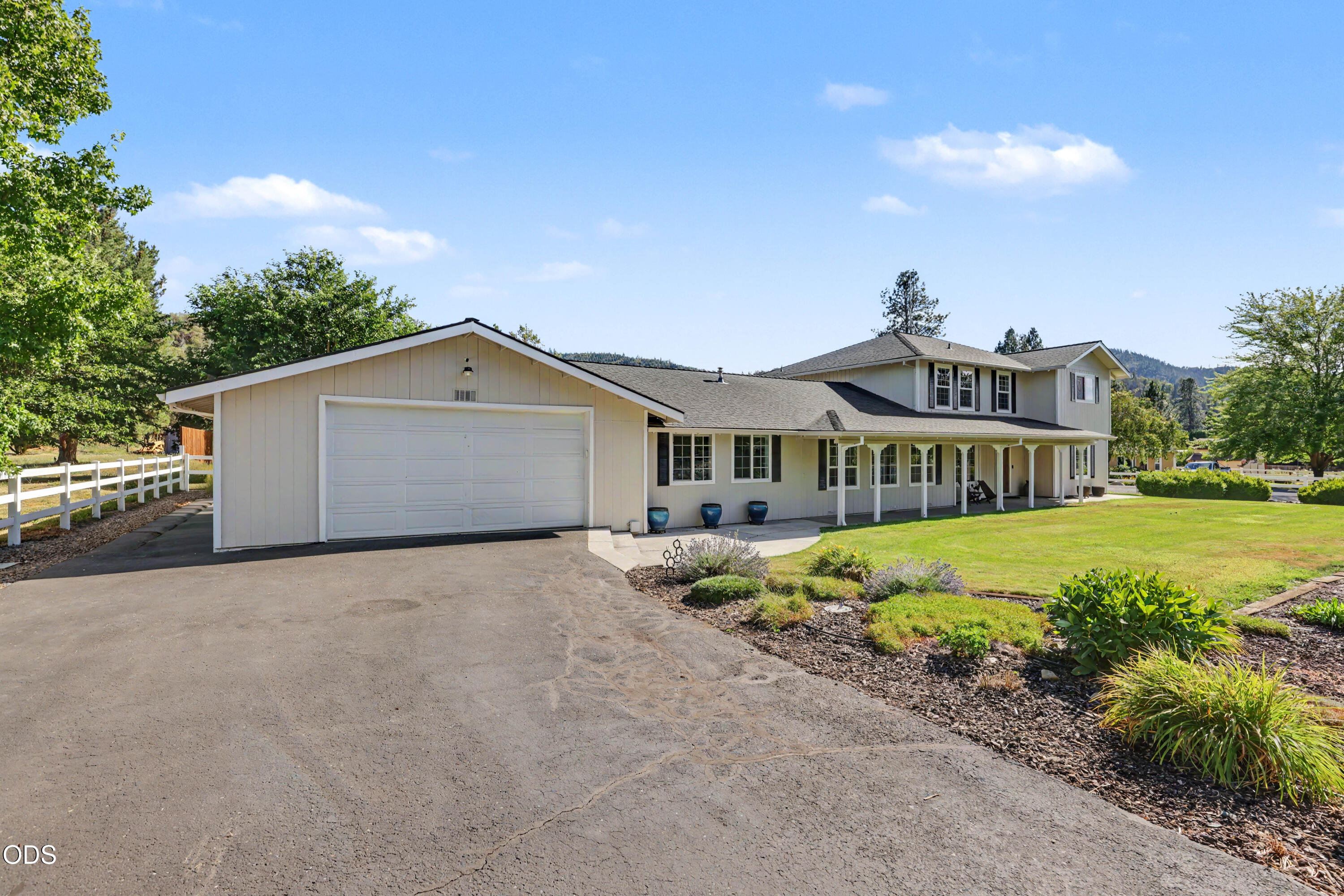 6575 Old Stage Road Central Point, OR 97502 - Photo 3 of 58