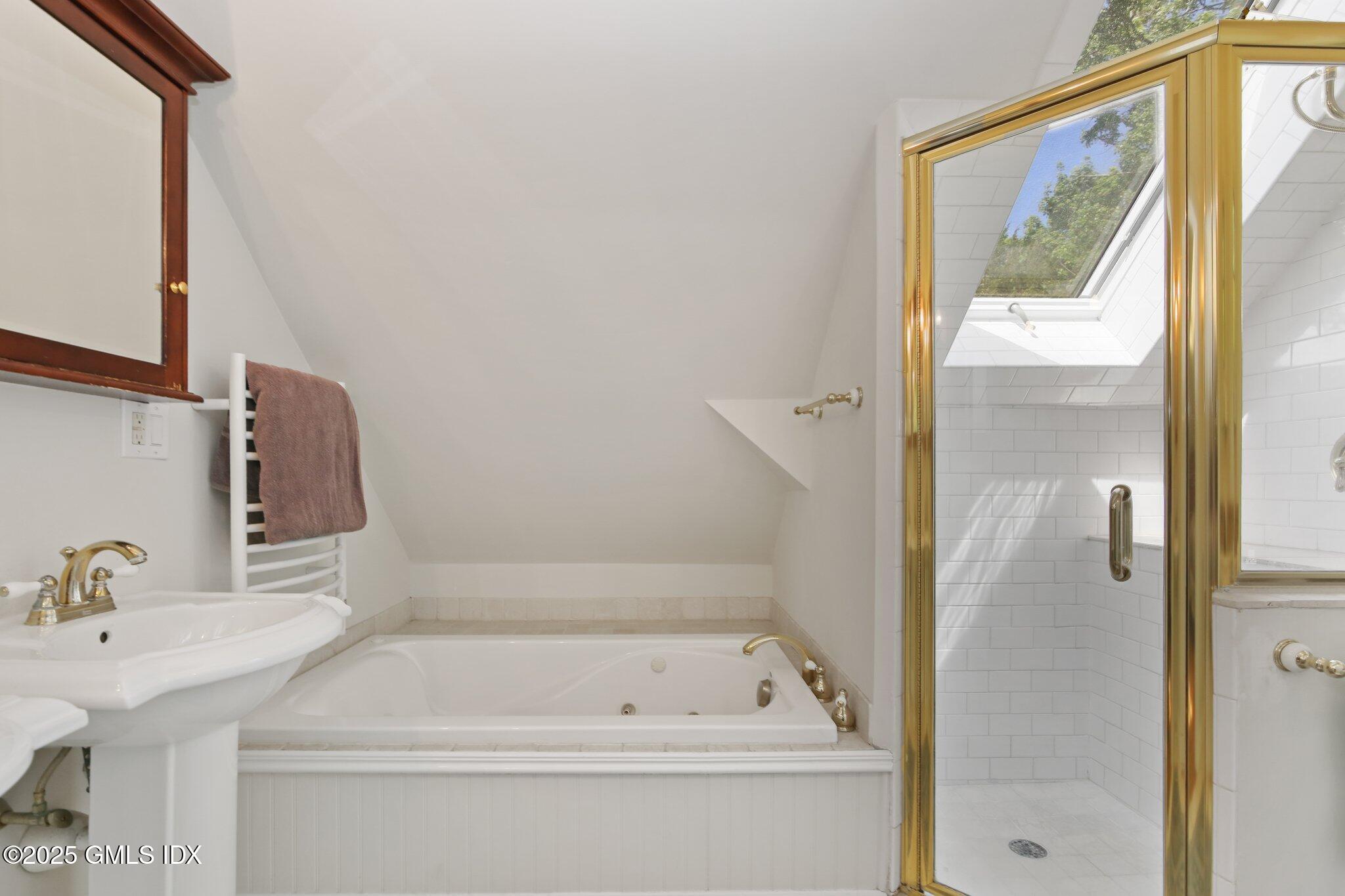 23 Westview Place Riverside, CT 06878 - Photo 22 of 42 a bathroom with a bathtub and a sink