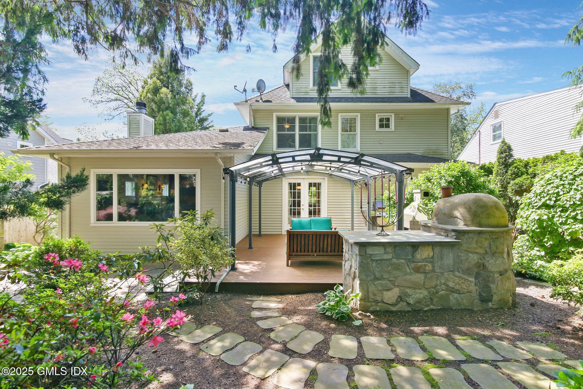 23 Westview Place Riverside, CT 06878 - Photo 28 of 42 a front view of a house with a yard