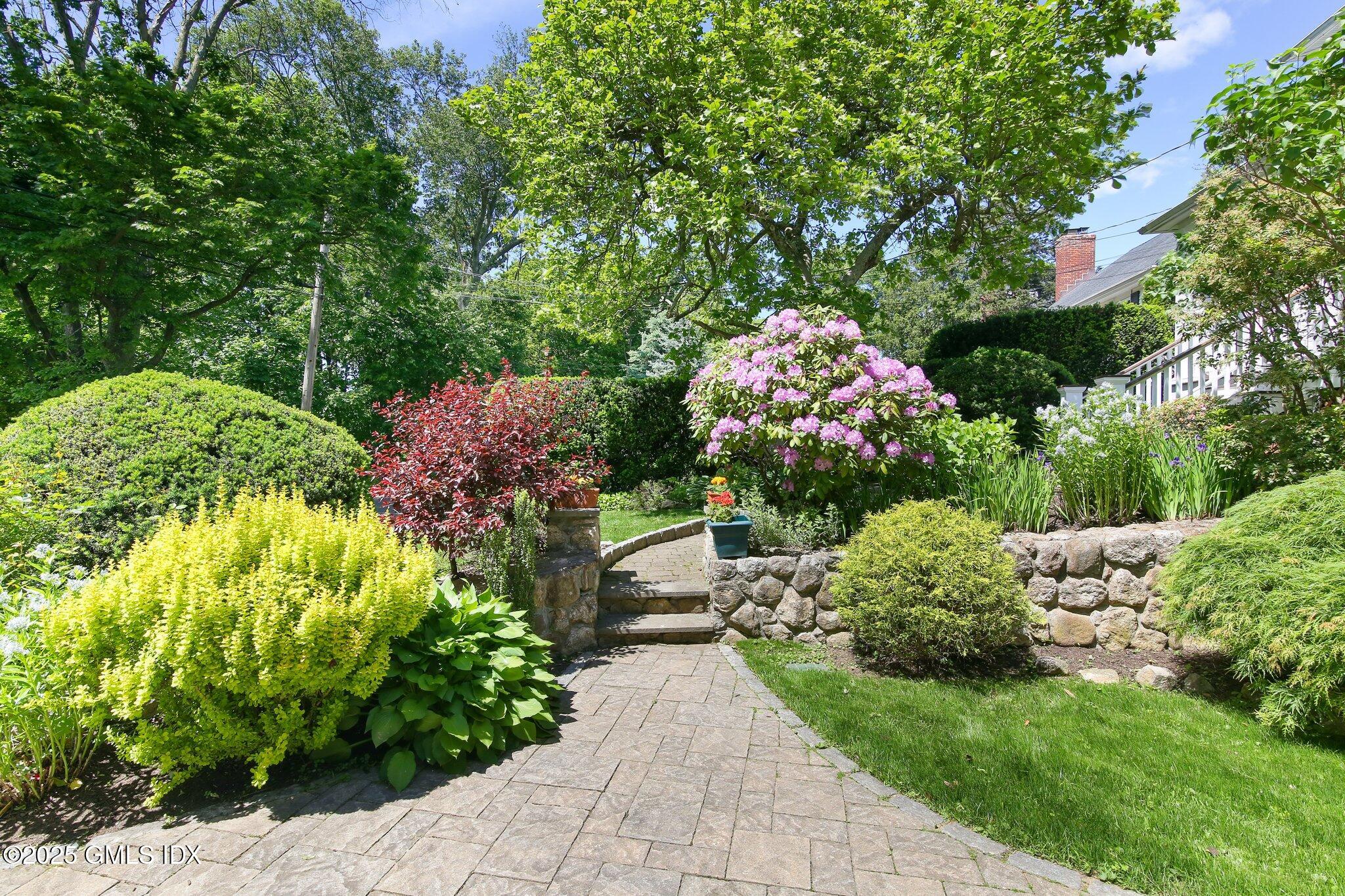 23 Westview Place Riverside, CT 06878 - Photo 34 of 42 a picture of flowers and flowers