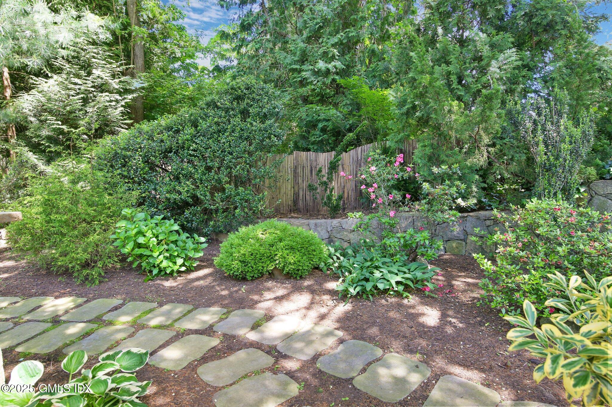 23 Westview Place Riverside, CT 06878 - Photo 35 of 42 a backyard of a house with lots of green space