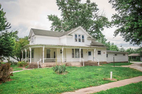 $205,000 | 106 East Washington Street, Mendon, IL 62351