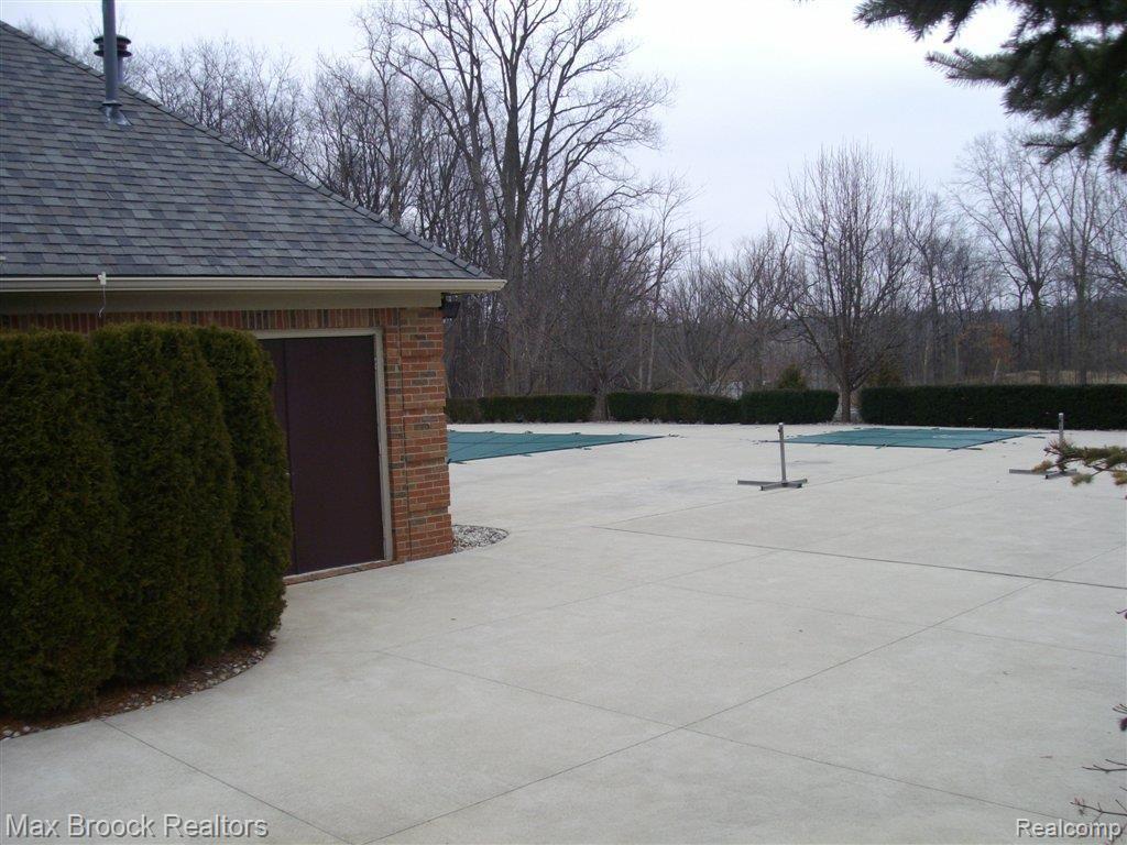 5290 Brookemonte Circle, Unit 345 Rochester, MI 48306 - Photo 18 of 21 Pool.JPG