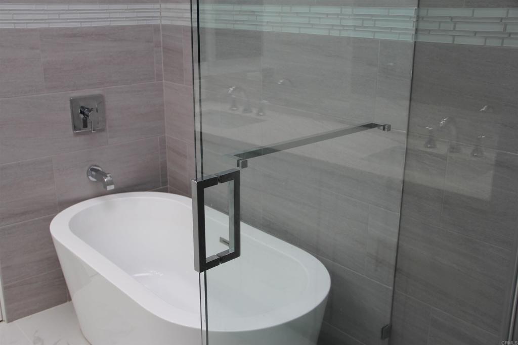 922 Sealane Drive, Unit B Encinitas, CA 92024 - Photo 13 of 30 a bathroom with a bathtub