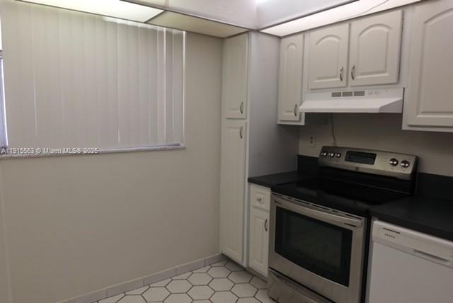 Inverrary Lauderhill, FL 33319 - Photo 2 of 15 a stove top oven sitting inside of a kitchen