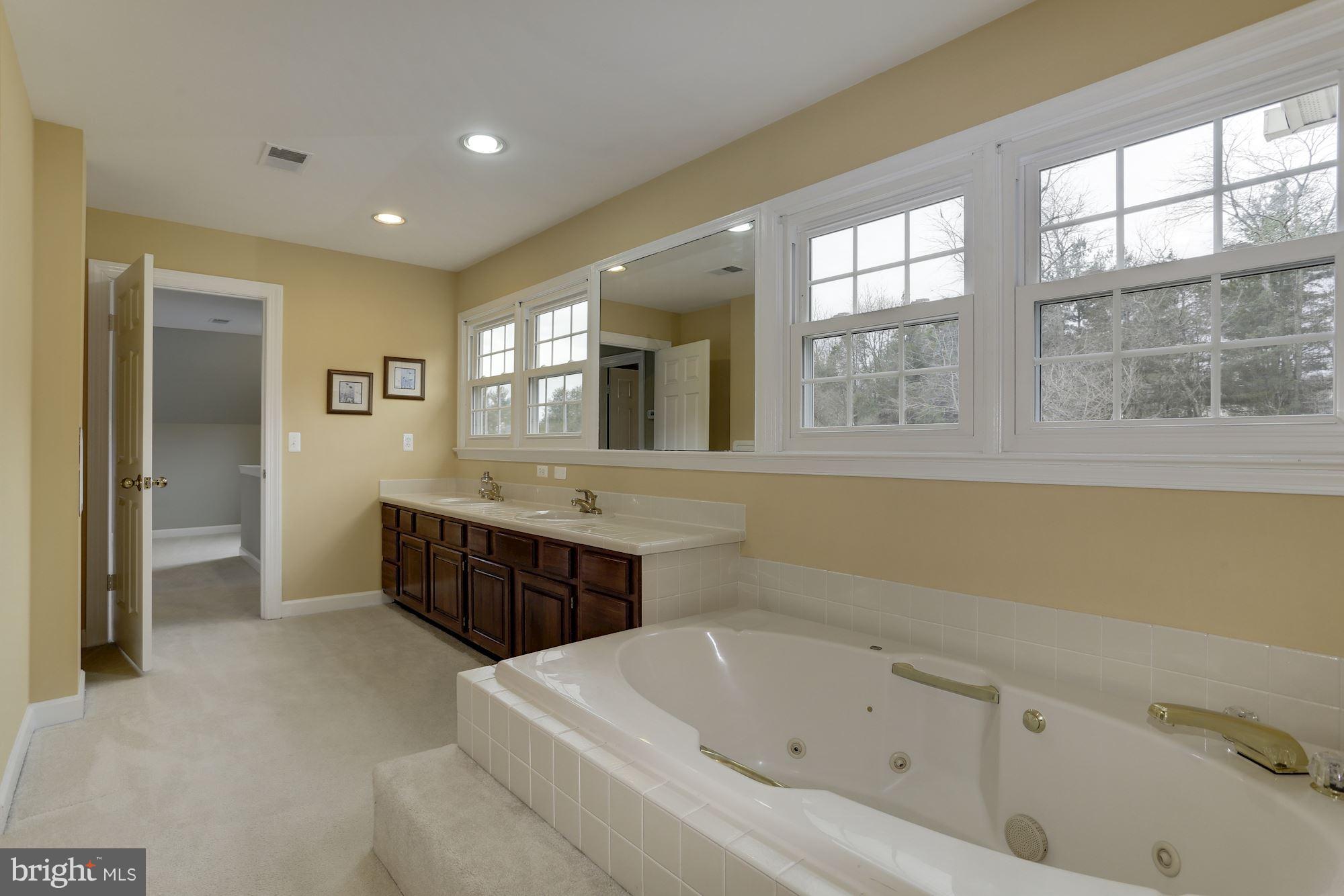 22010 Foxlair Road Gaithersburg, MD 20882 - Photo 15 of 30 Bath (Master)