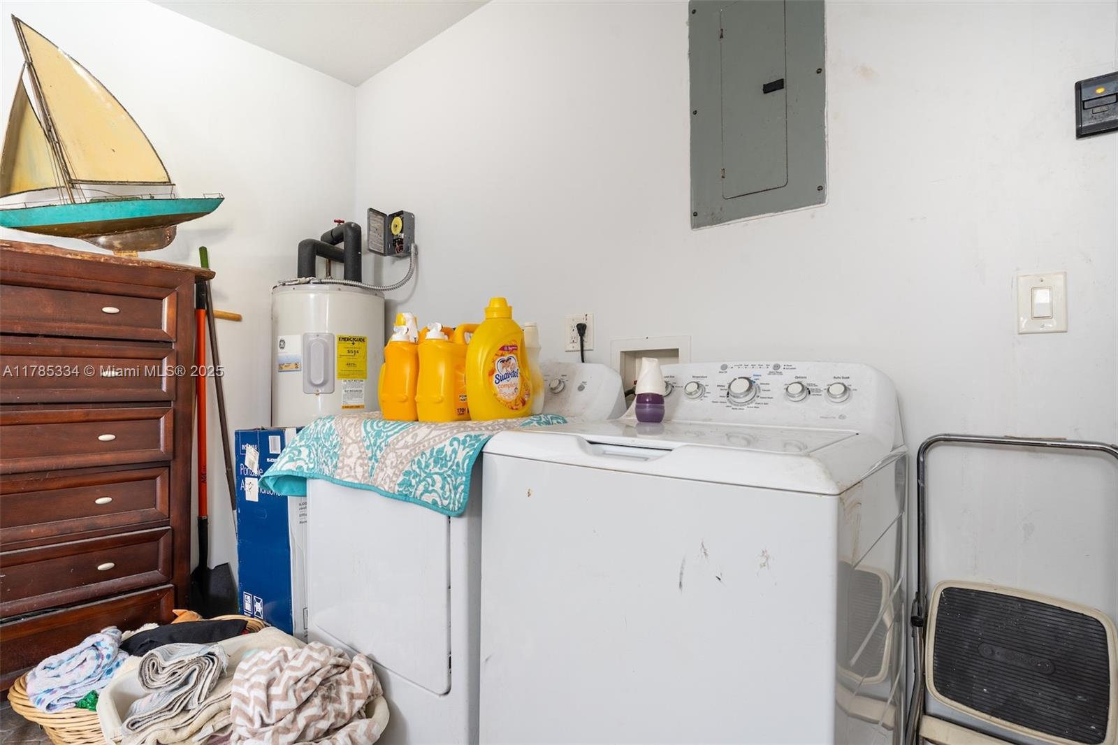 563 Lakeside Circle Sunrise, FL 33326 - Photo 23 of 36 a utility room with dryer and washer