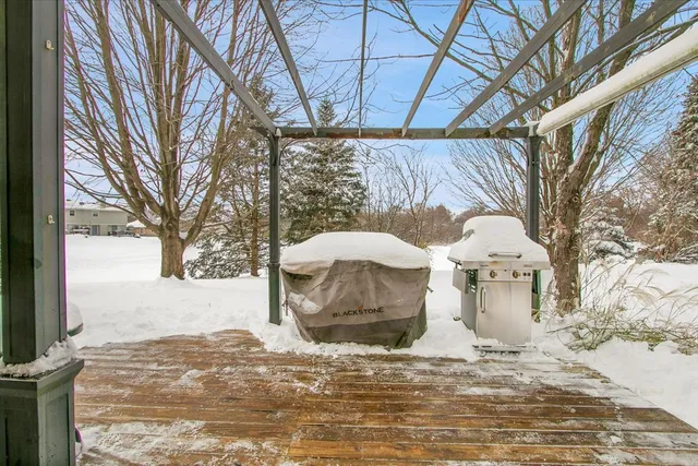 a view of a yard with a house