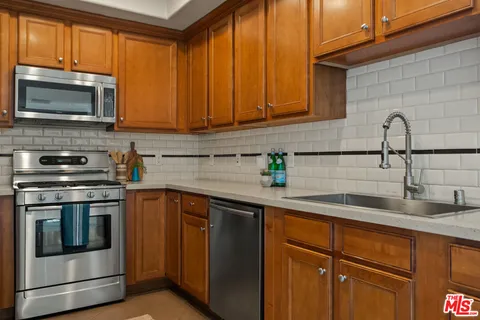 $729,000 | 837 North Hudson Avenue, Unit 402, Los Angeles, CA 90038