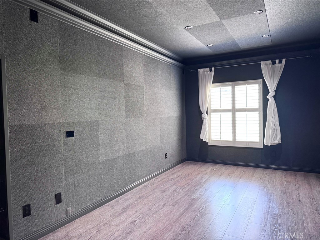 28463 Cascade Road Castaic, CA 91384 - Photo 5 of 29 a view of empty room with wooden floor