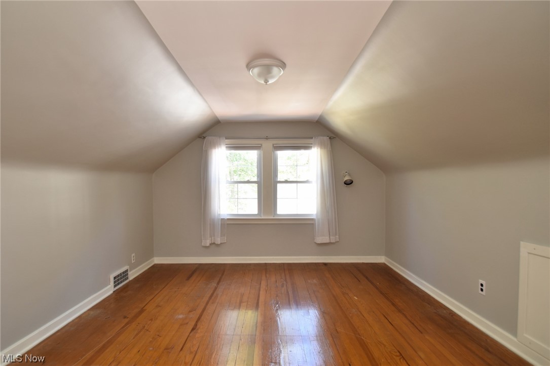 2295 Loyola Road Cleveland, OH 44118 - Photo 25 of 34