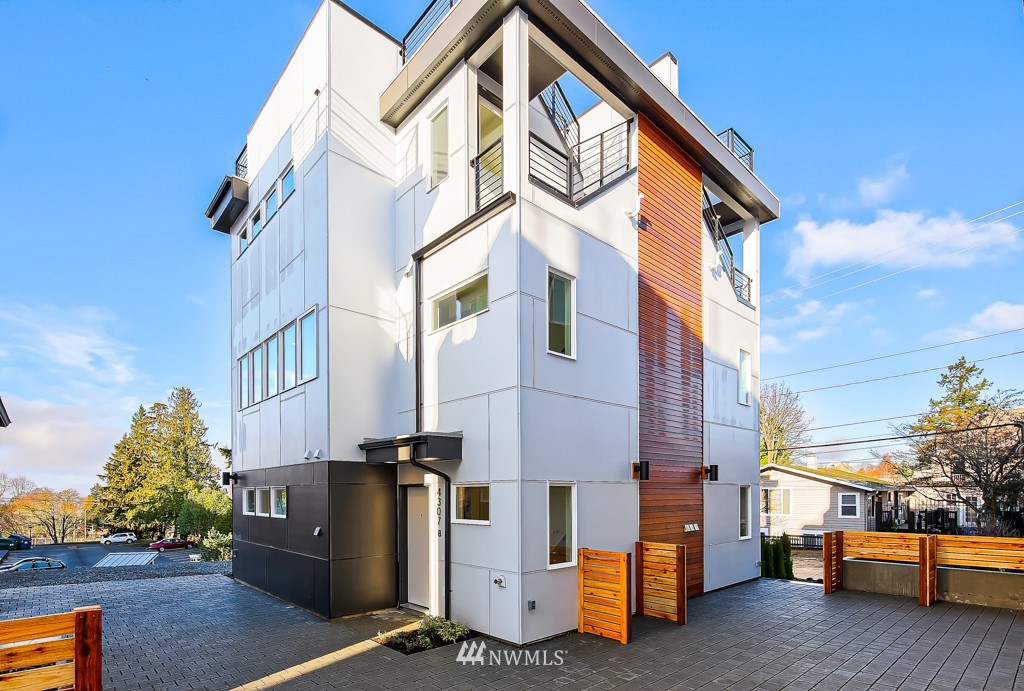 4315 Southwest Frontenac Street, Unit B Seattle, WA 98136 - Photo 3 of 21 Gallery Image 3