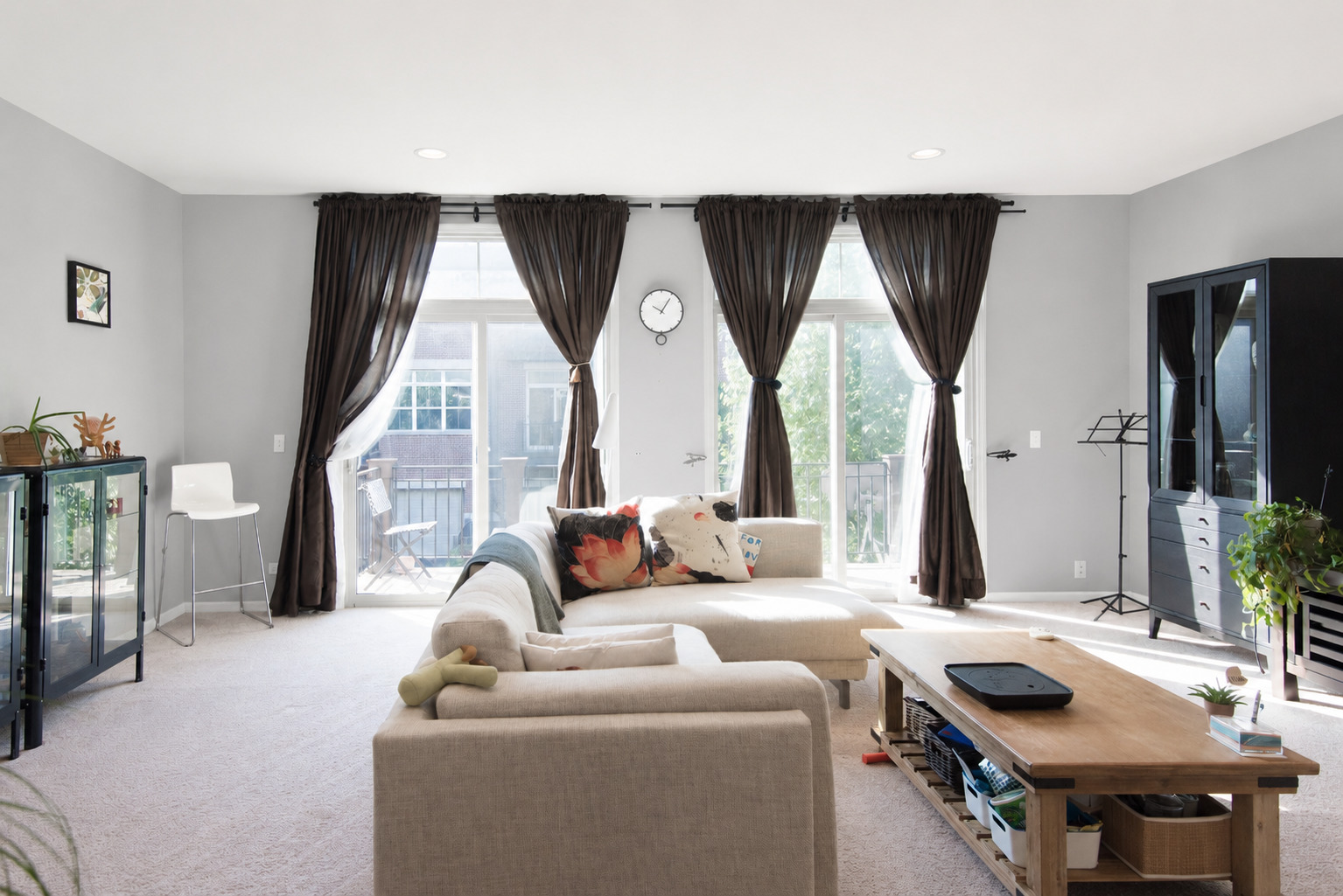 263 Aspen Pointe Road Vernon Hills, IL 60061 - Photo 2 of 16 a living room with furniture and a large window