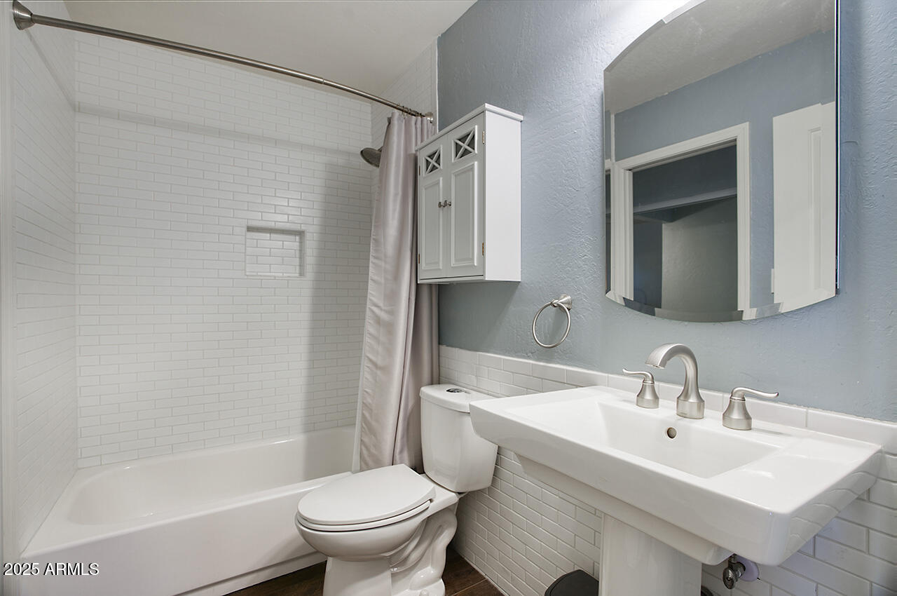4339 East Osborn Road Phoenix, AZ 85018 - Photo 14 of 21 Hall bath