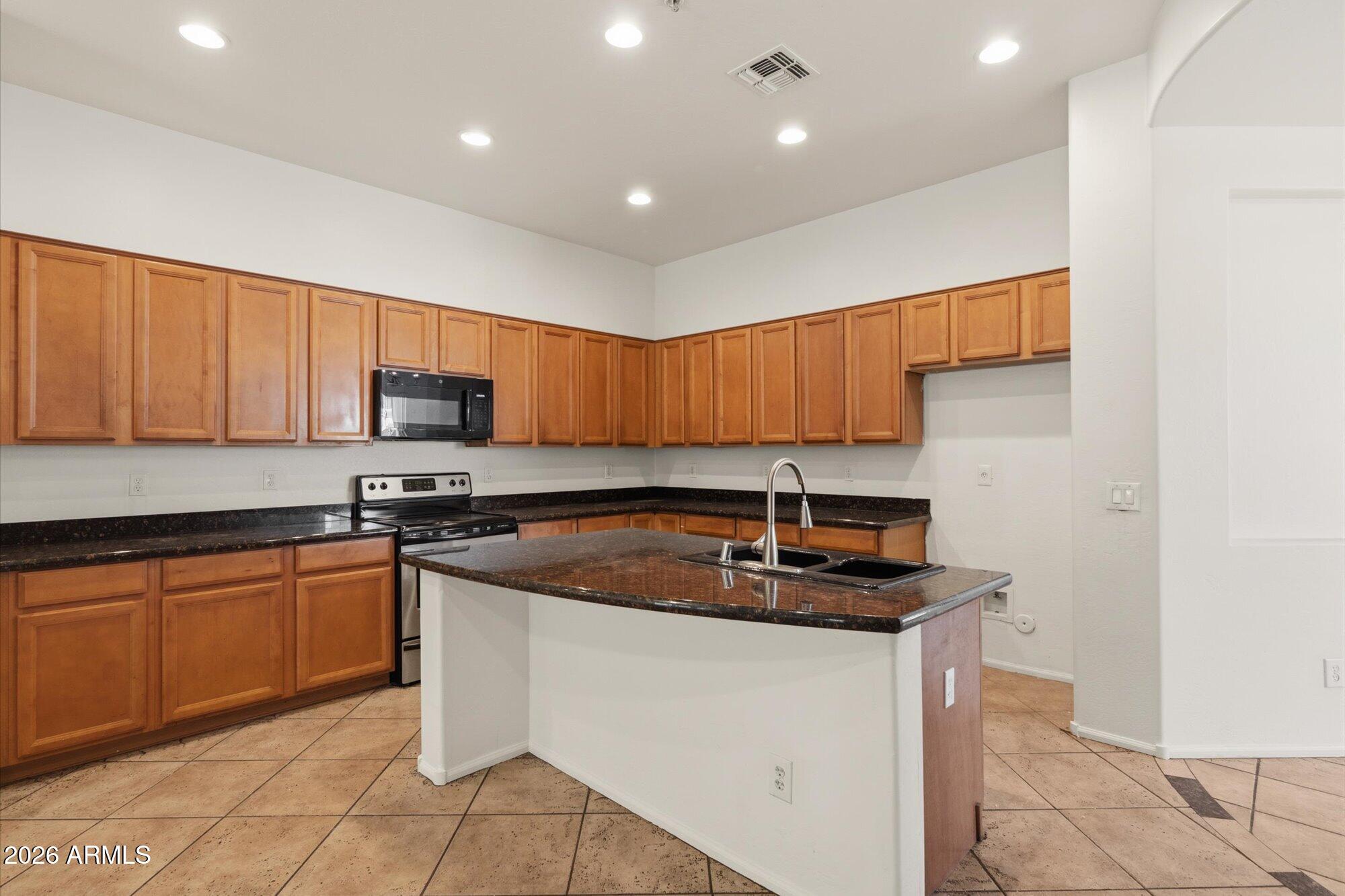6229 South Moccasin Trail Gilbert, AZ 85298 - Photo 4 of 25 Island Bar