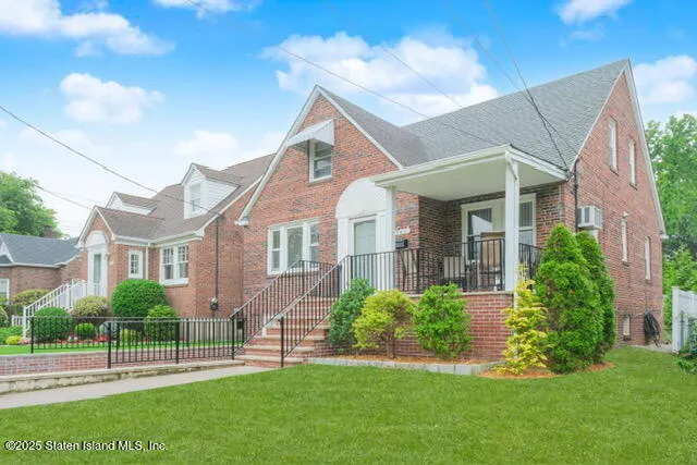 $895,000 | 160 Westcott Boulevard | Westerleigh