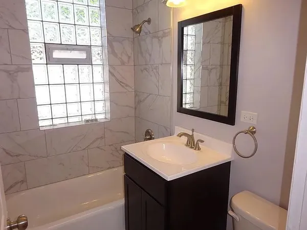 $1,950 | 5354 West Byron Street, Unit 2, Chicago, IL 60641