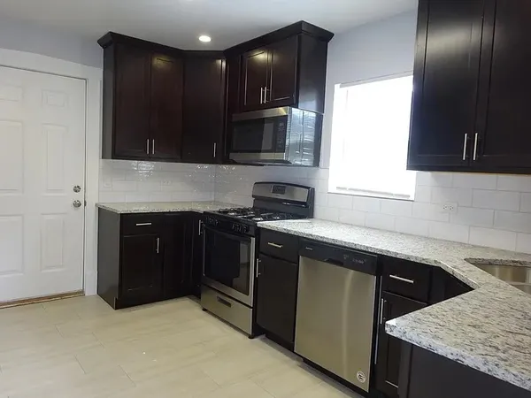 $1,950 | 5354 West Byron Street, Unit 2, Chicago, IL 60641